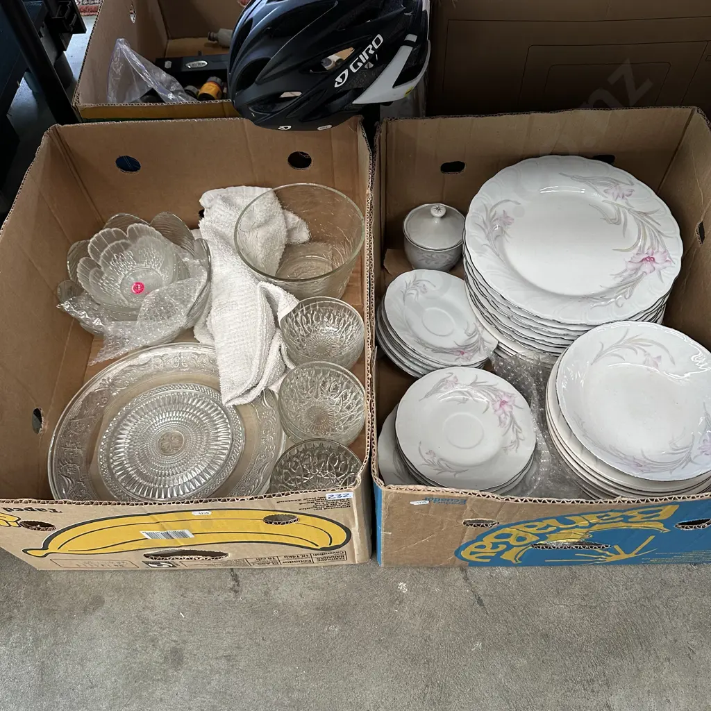 Two boxes dinnerware. Image 1++