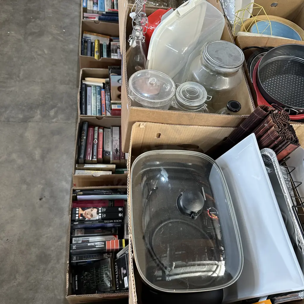 Two boxes electric frying pan, drinks dispenser etc. Image 1++