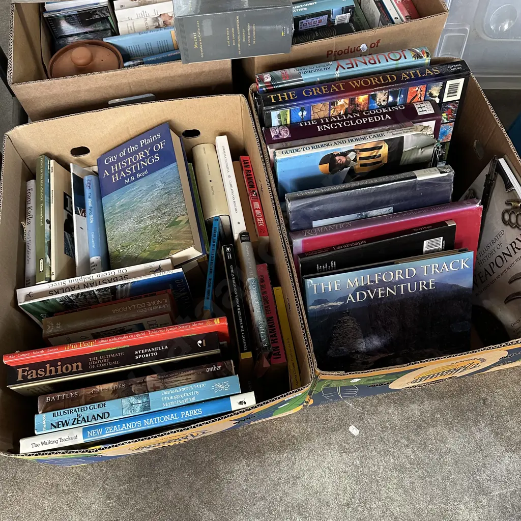 Two boxes of books. Image 1++