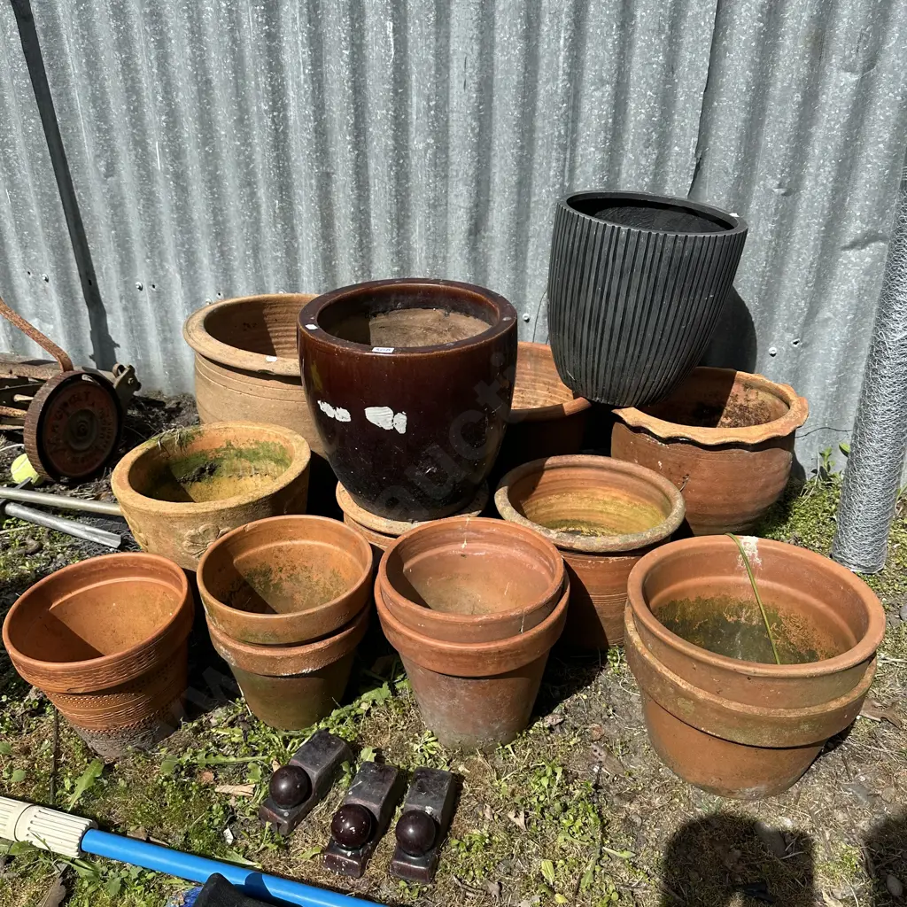 Large lot of planters. Image 1++
