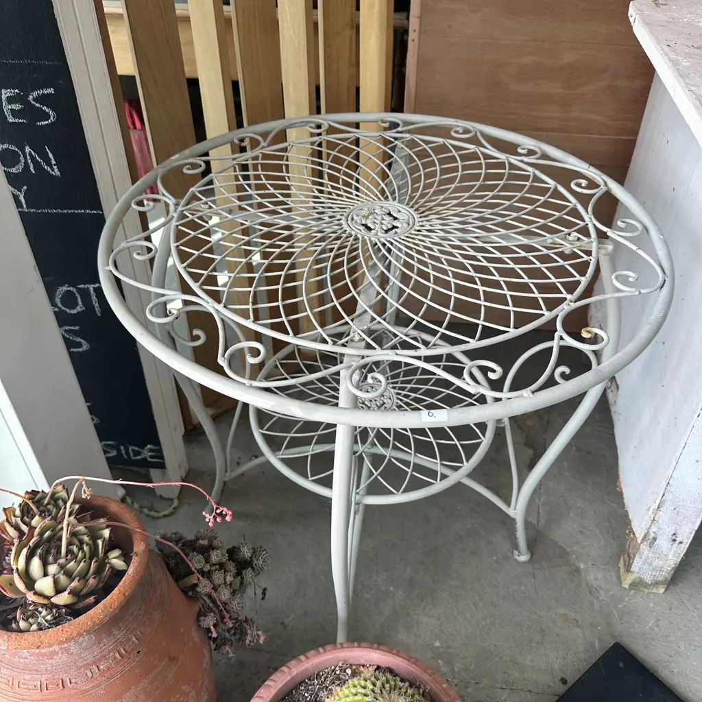 metal garden table Image 1++