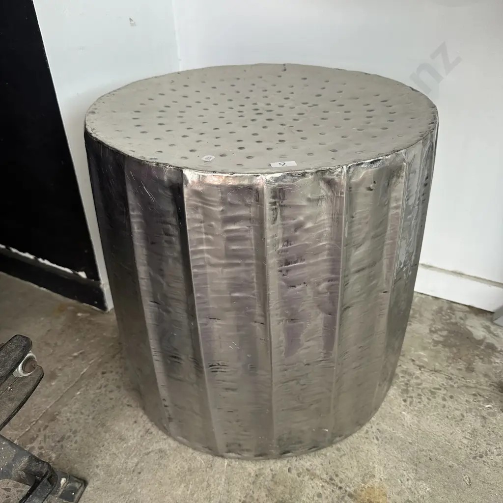 metal side table Image 1++