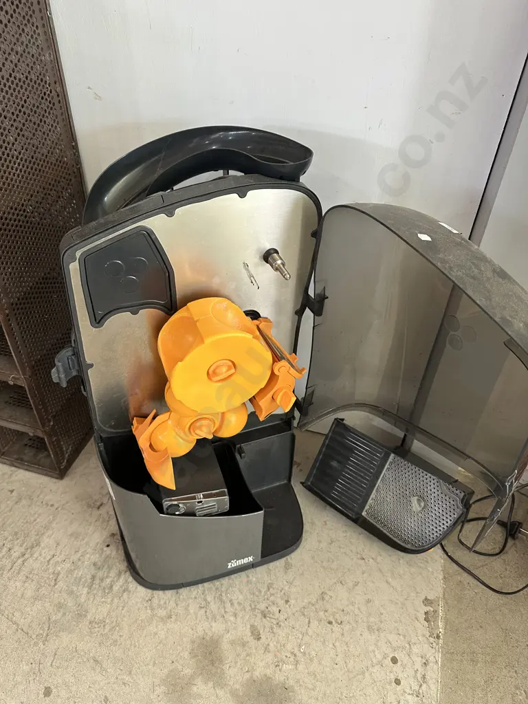 Zumex Minex compact automatic citrus juicer Image 1++