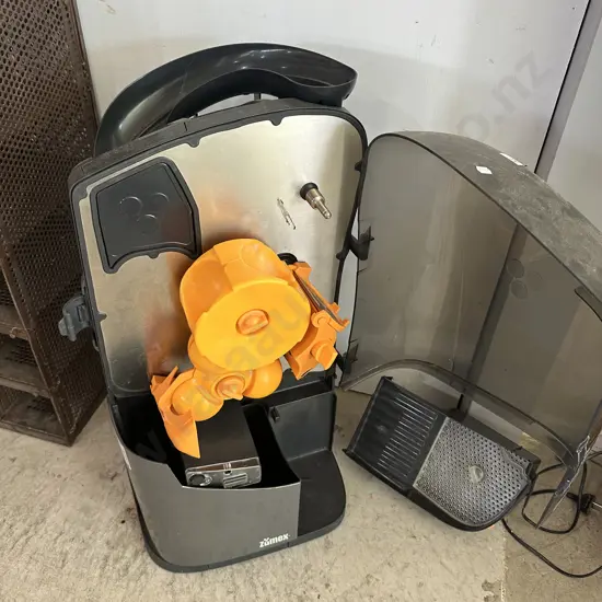 Zumex Minex compact automatic citrus juicer