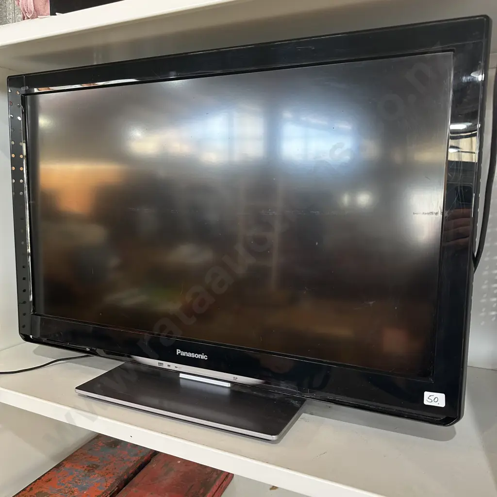Panasonic model TH-L32U30Z  32 inch Full HD LCD TV including remote. Image 1++