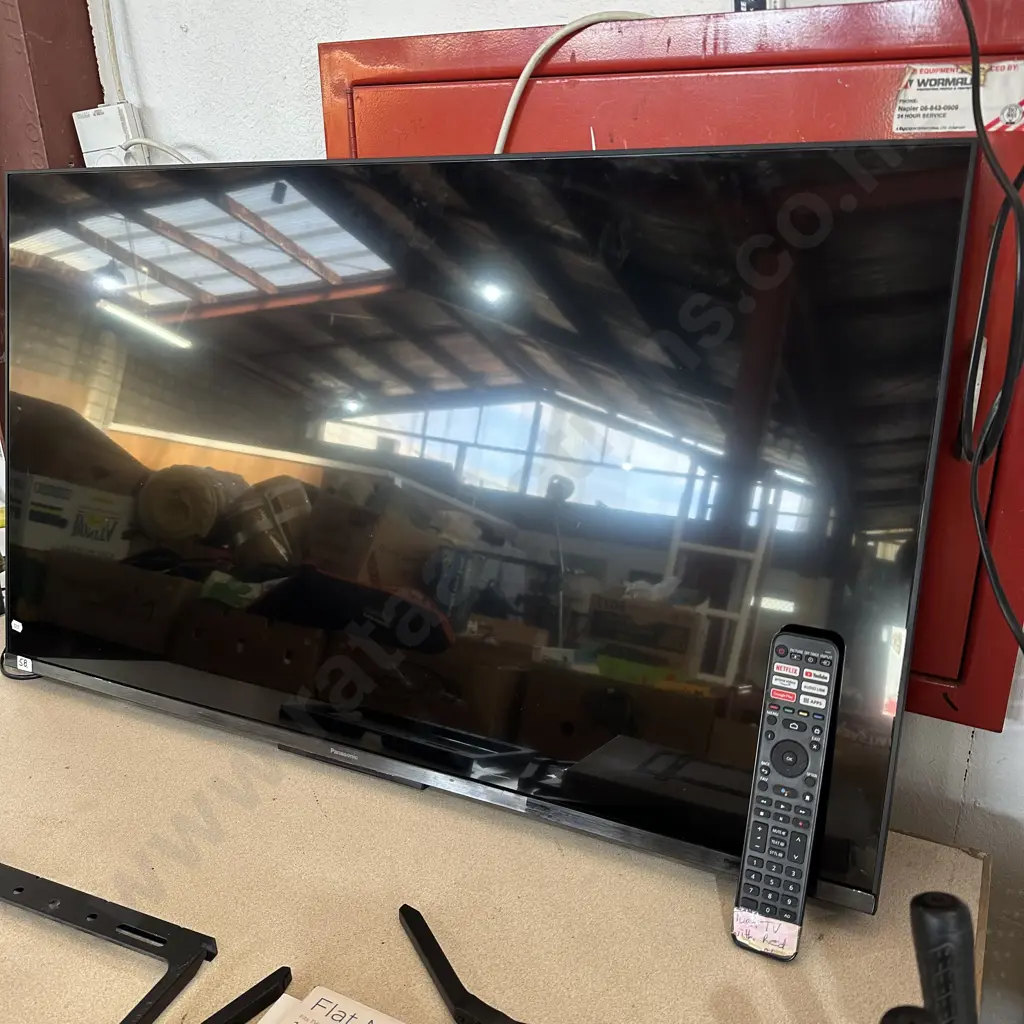 Panasonic model TH-43LX800Z  43inch 4K Ultra HD Smart LED TV including remote and wall bracket. Image 1++