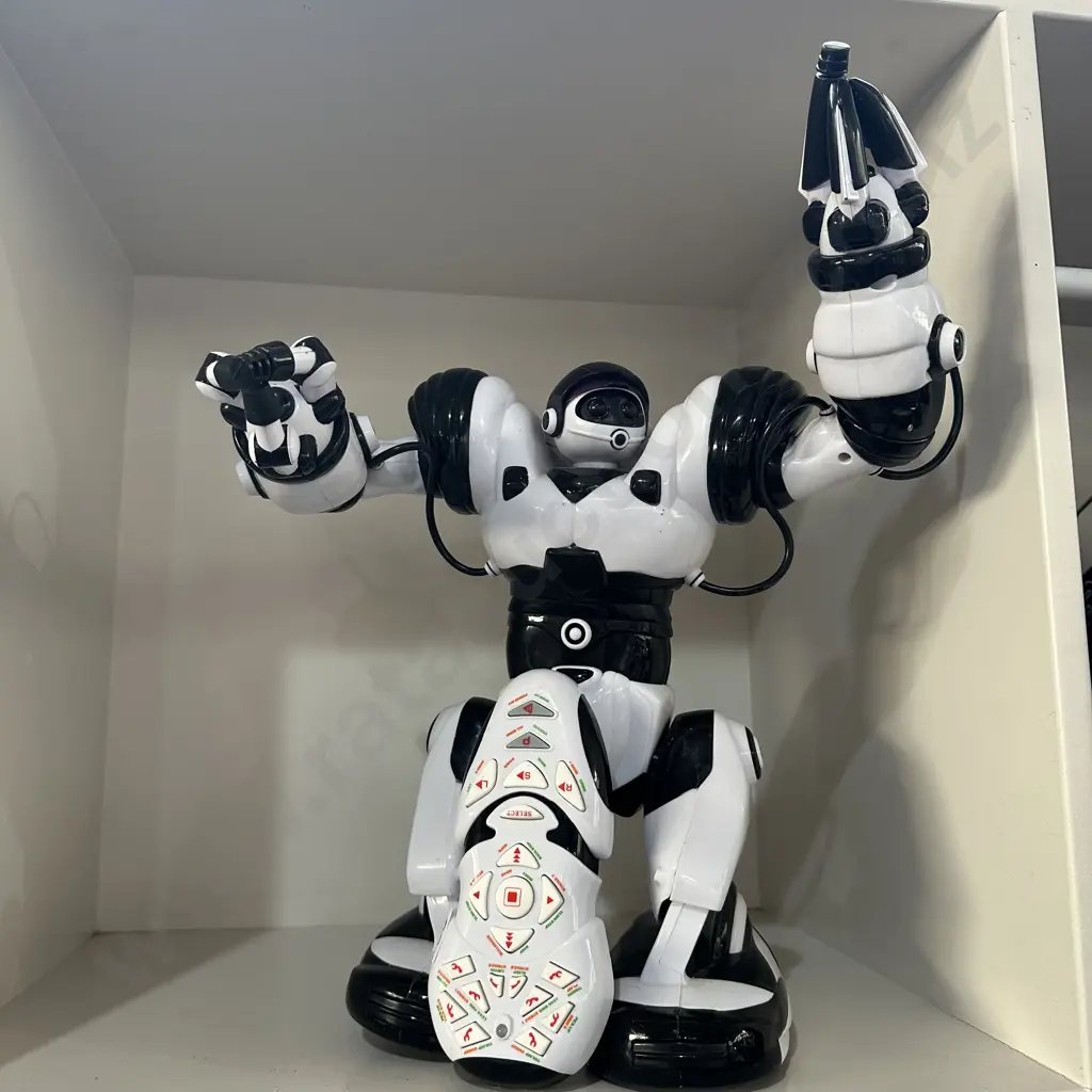 WowWee Robosapien remote control toy Image 1++