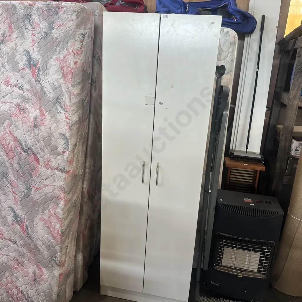 Two door cabinet. 600mm wide x 1800mm tall. Image 1++