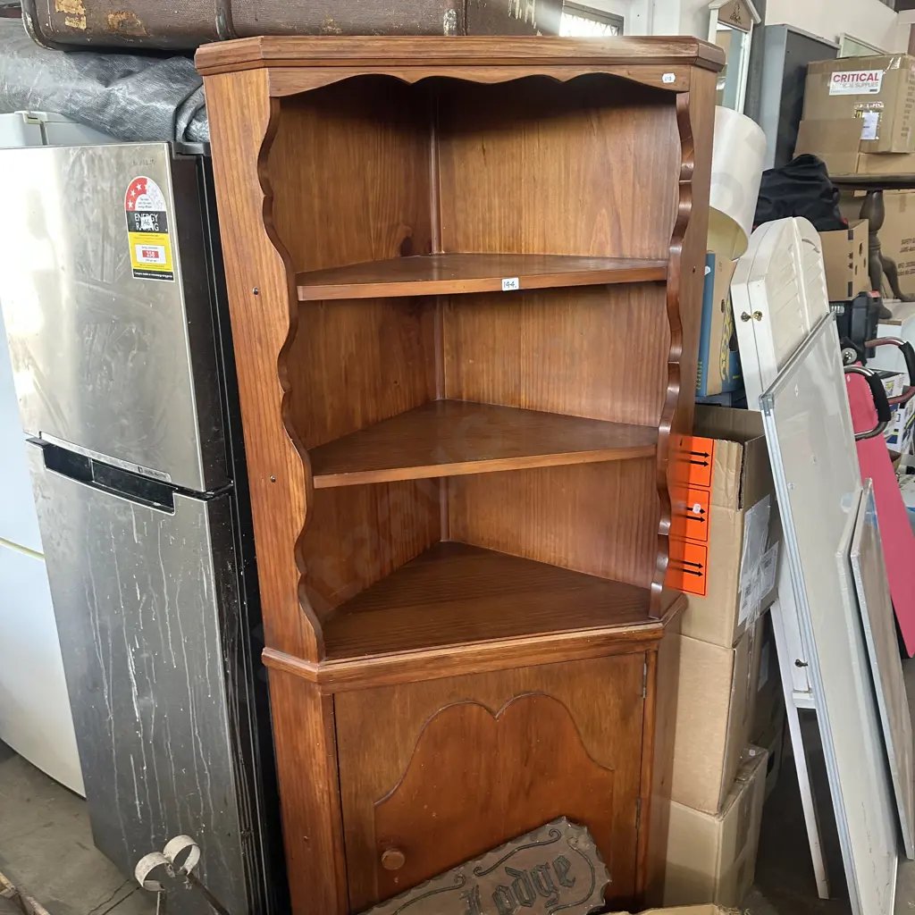 Solid timber corner shelf. Image 1++
