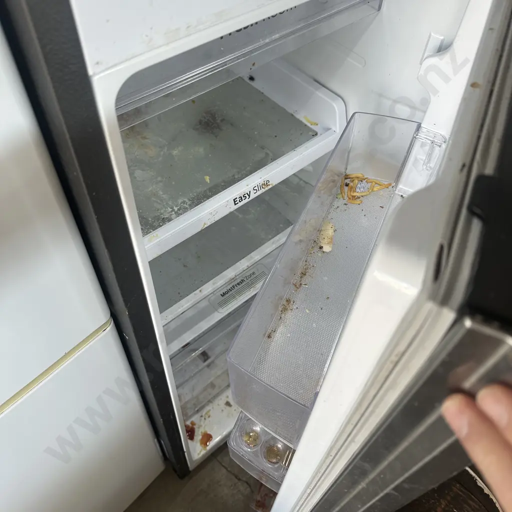 Samsung Digital Inverter Fridge/Freezer very dirty. Image 1++