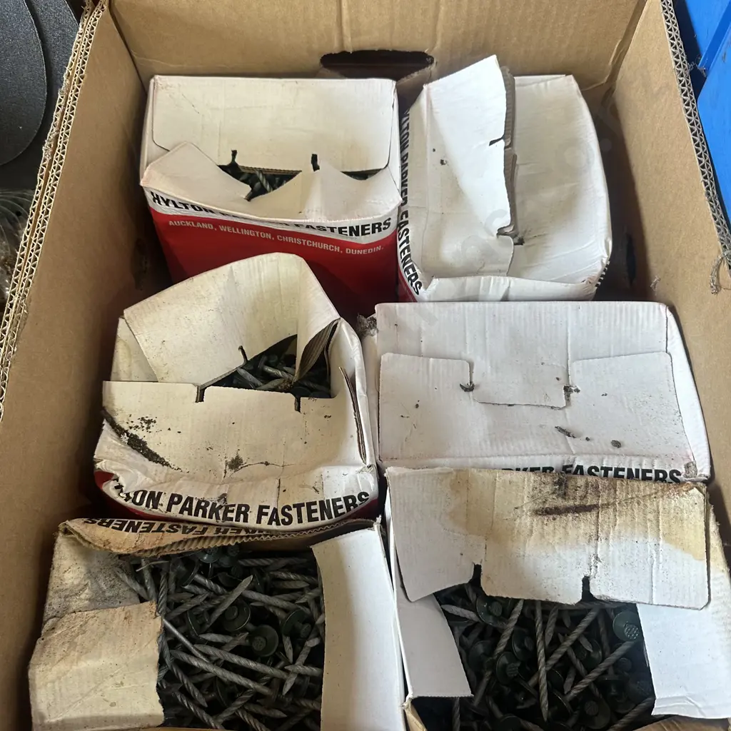 Six boxes of roof nails. Image 1++