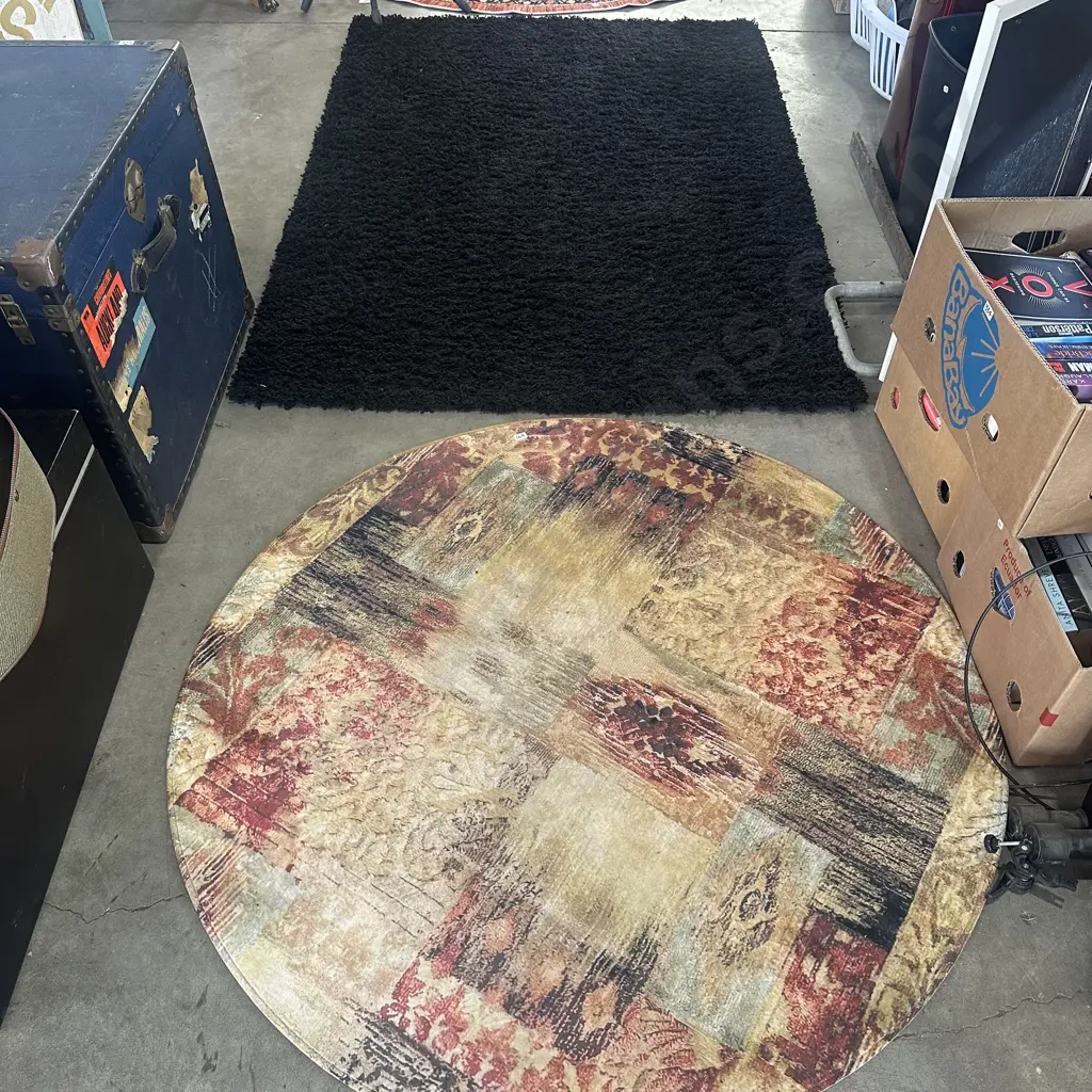 Round mat and rug. Image 1++