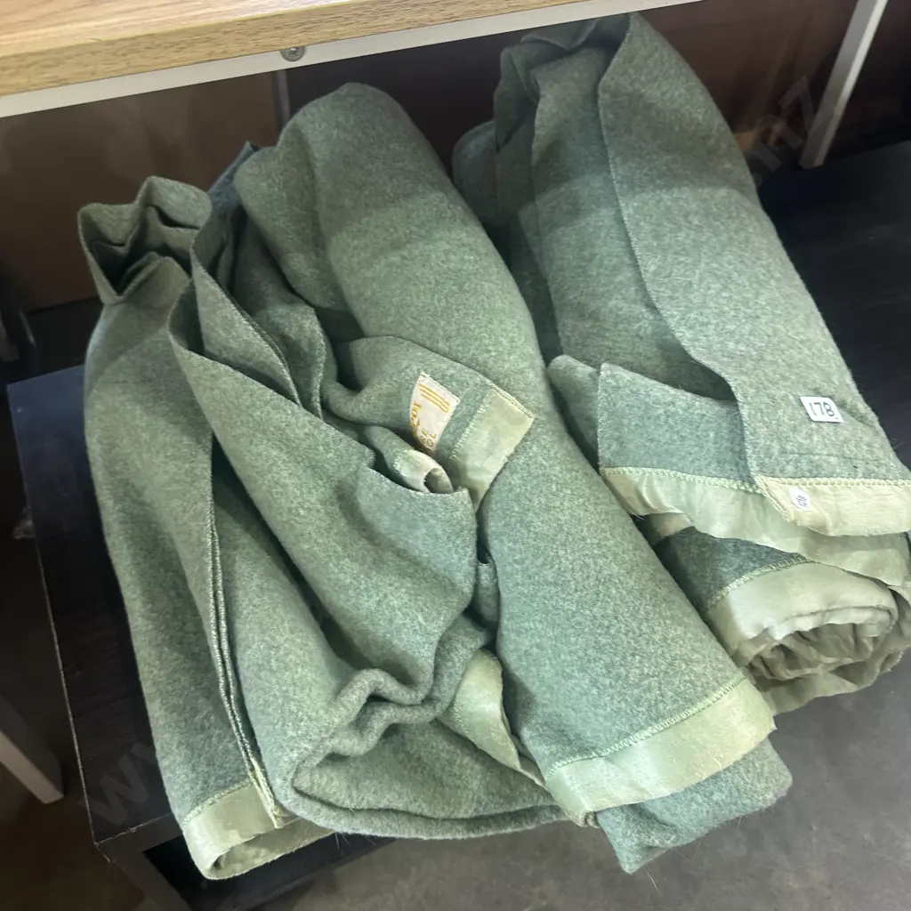 Pr woolen blankets & wine rack (2 photo) Image 1++