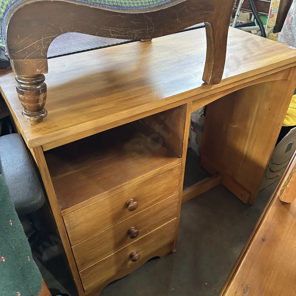Rimu desk Image 1++