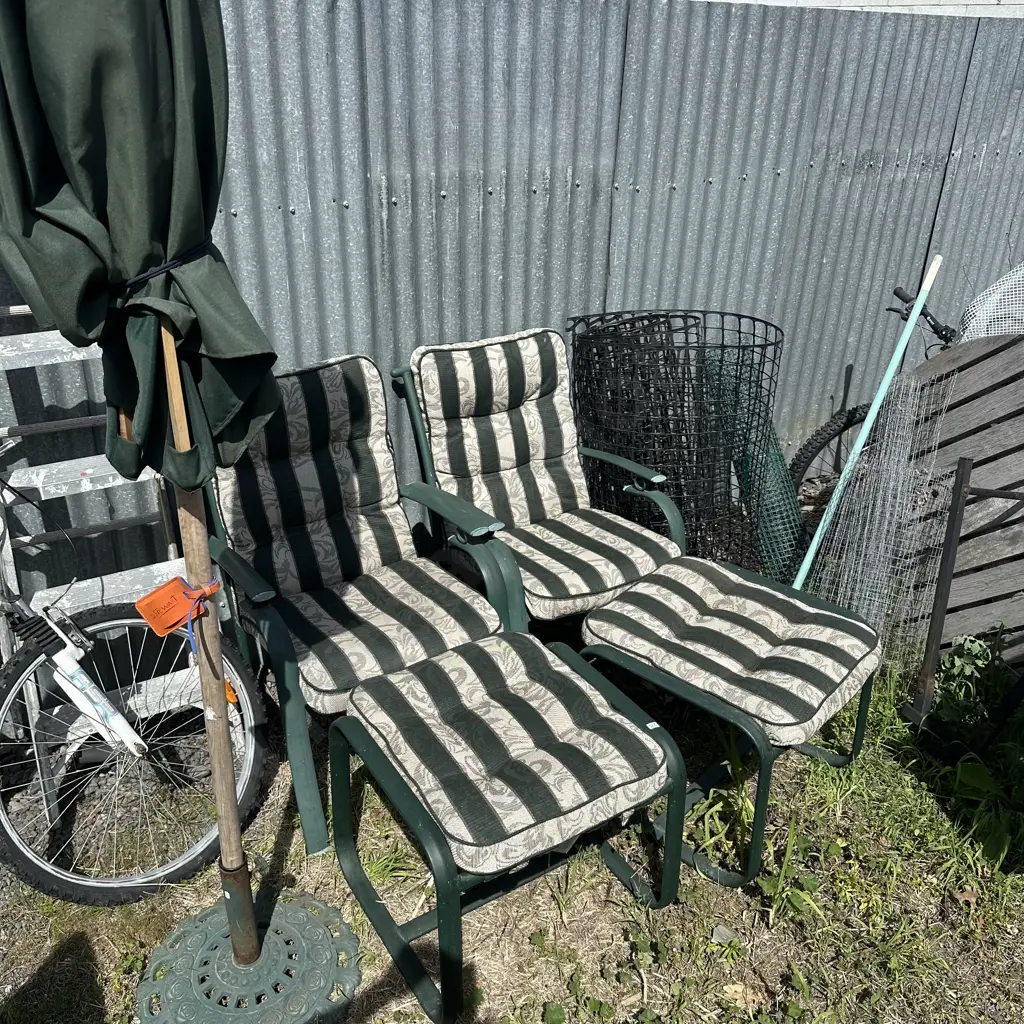 pr outdoor chairs and umbella/base Image 1++