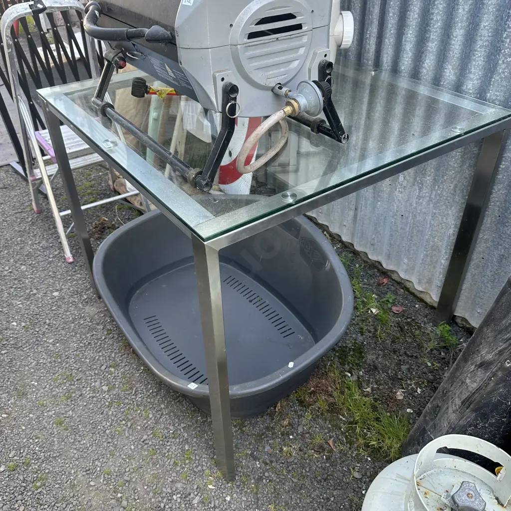 Square glass table. Image 1++
