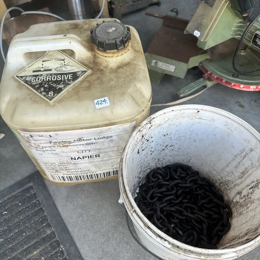 Mosskill and bucket of chain. Image 1++