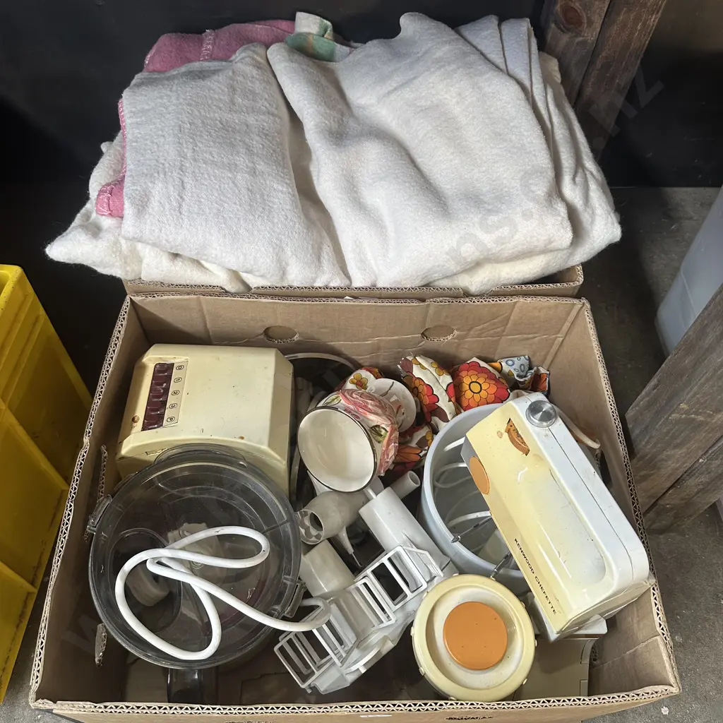 Two boxes mixer and three blankets. Image 1++