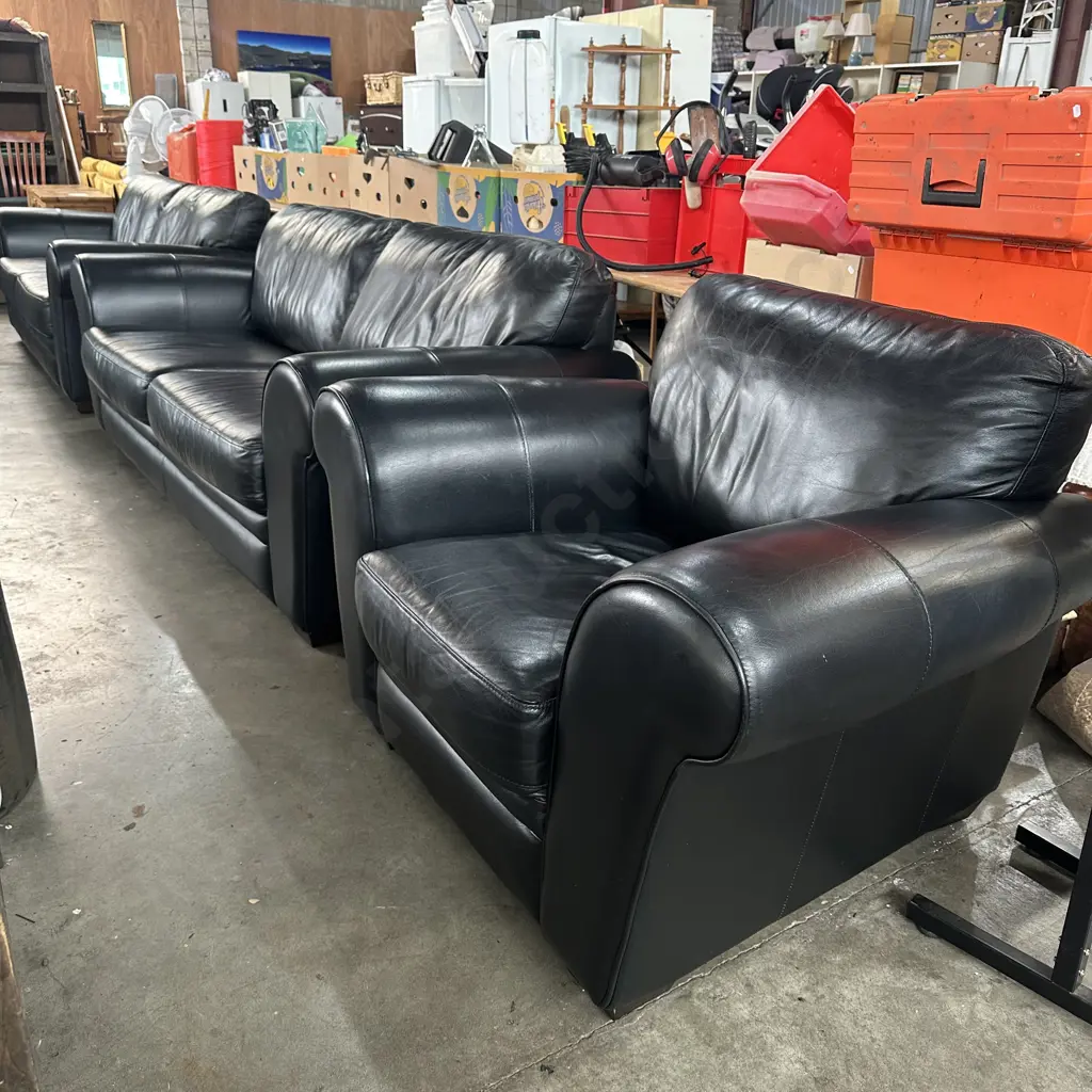 Very tidy 3pc Leather lounge suite Image 1++