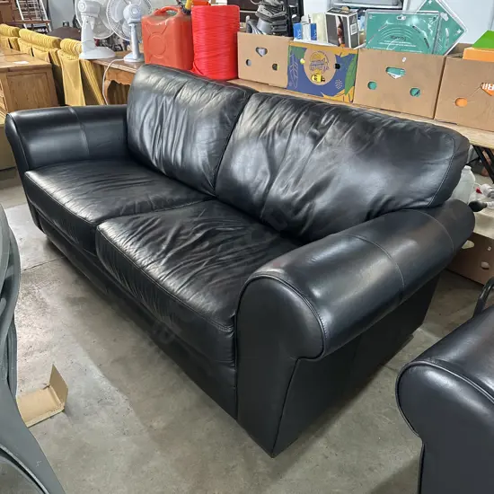 Very tidy 3pc Leather lounge suite
