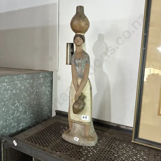 Lladro "girl to the fountain" 46cm