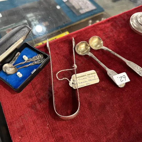 Sterling Silver items- tongs (1816), 2 ladle spoons, 2 salt spoons 88g