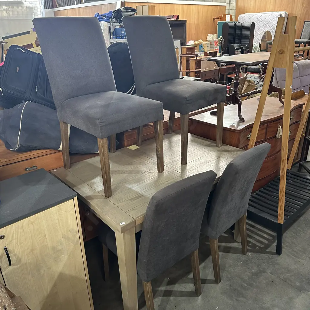 Oak extendable table and 4 chairs Image 1++