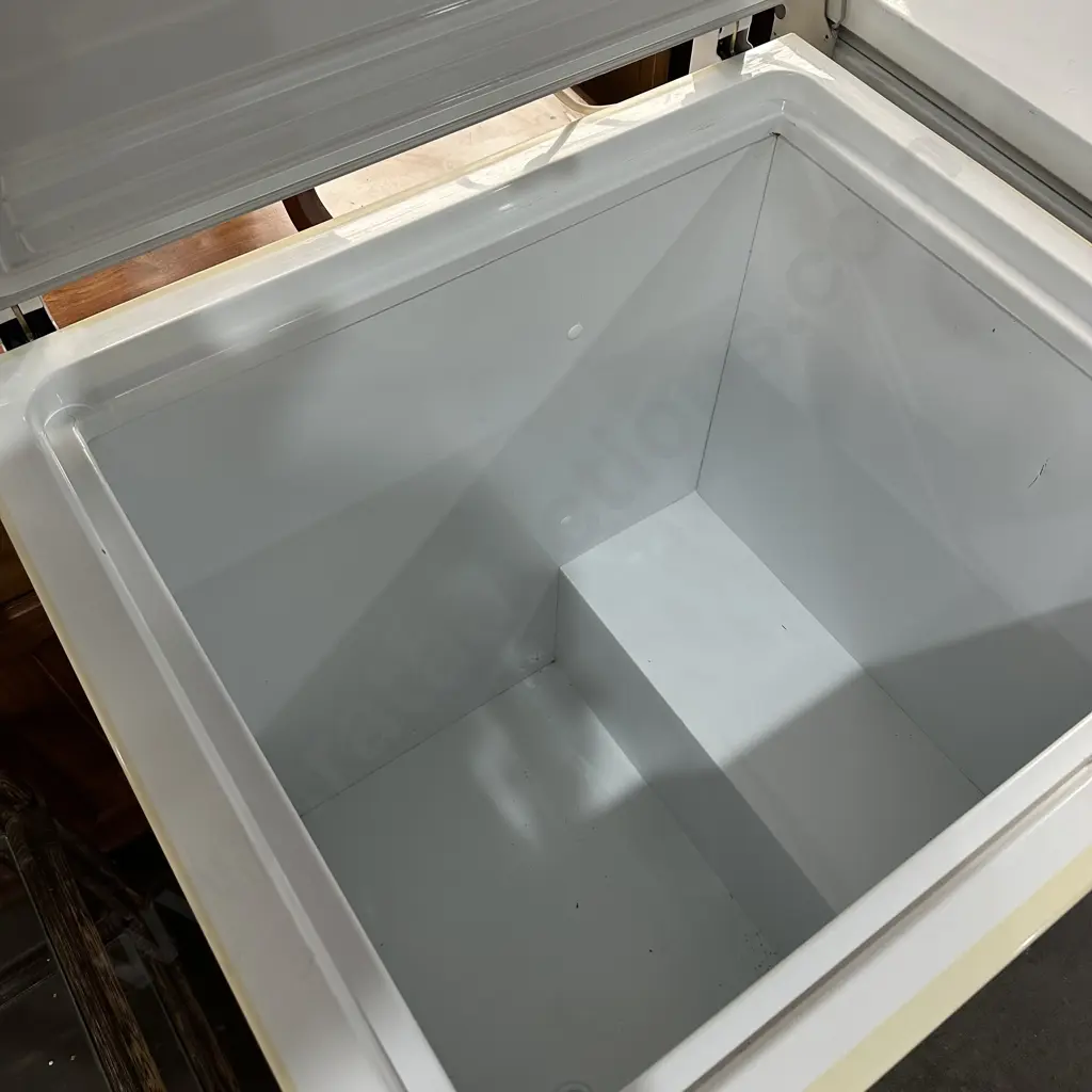 Westinghouse medium chest freezer Image 1++