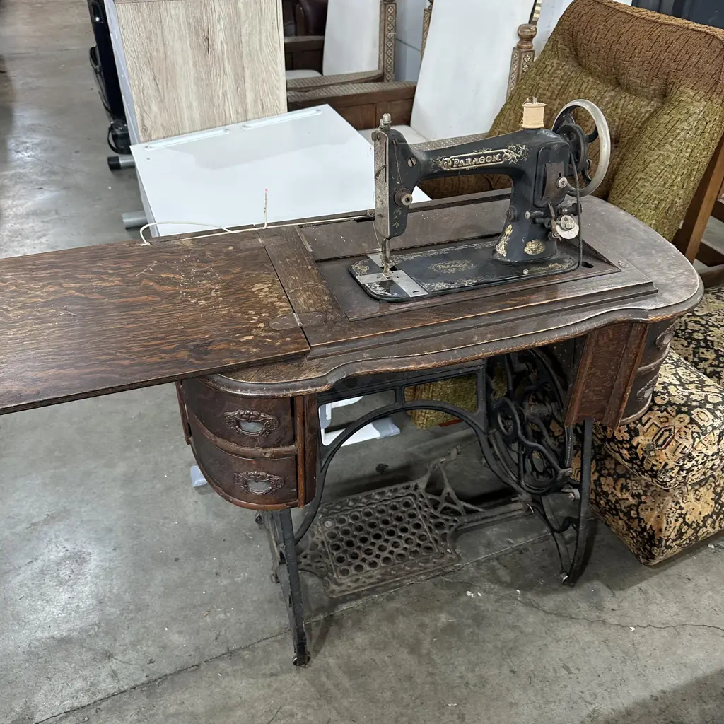 treadle sewer Image 1++