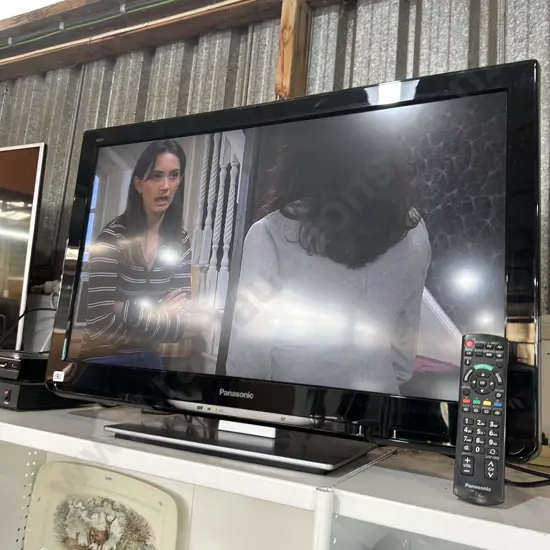 Panasonic model TH-L32U30Z  32 inch Full HD LCD TV including remote.