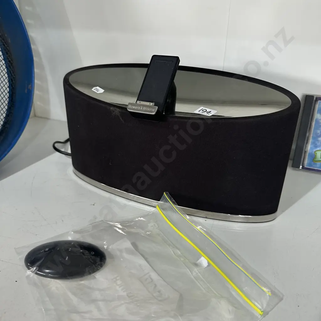 Bowers & Wilkins Zeppelinmini speaker dock with remote. Image 1++