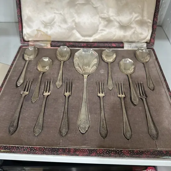 Vintage boxed serving set.