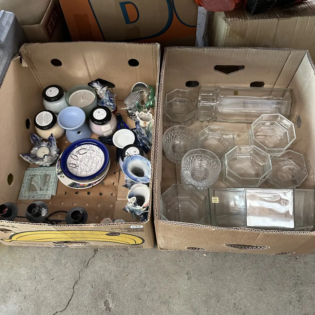 Two boxes glassware, vases and new scented candles. Image 1++
