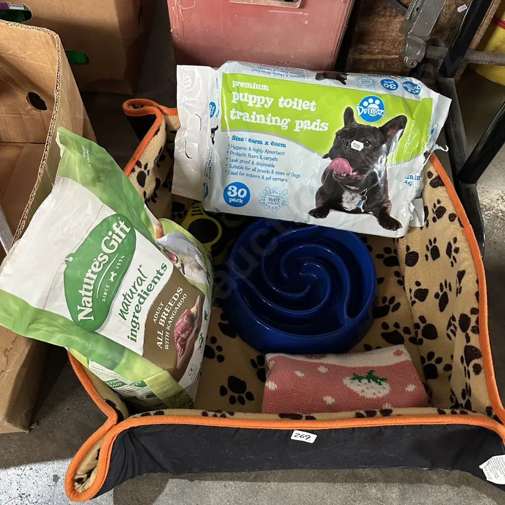 Dog bed and accessories. Image 1++