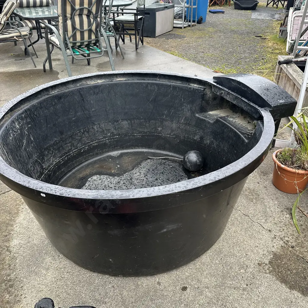 large Wilson plastics trough Image 1++