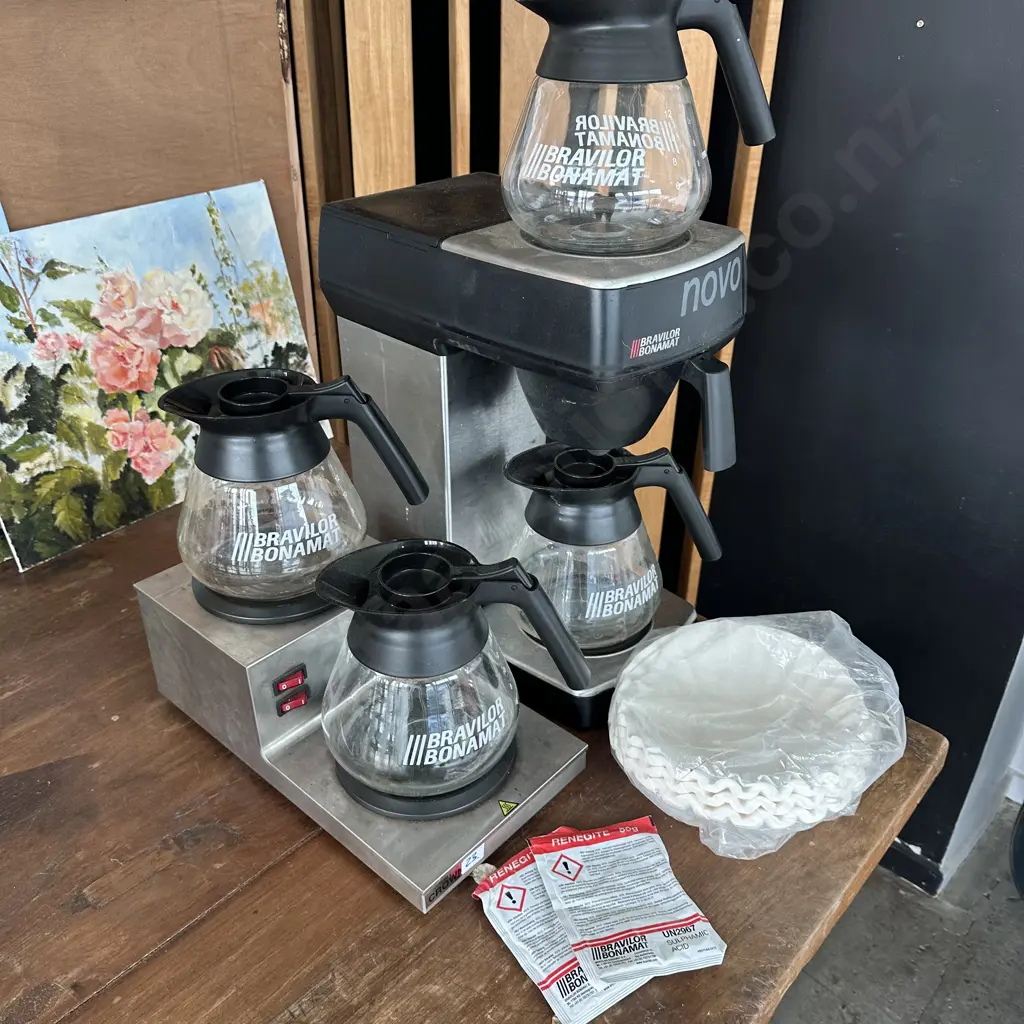 Bravilor filter coffee brewer and warmer with 4 jugs etc Image 1++