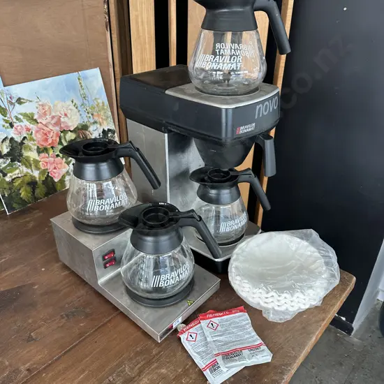 Bravilor filter coffee brewer and warmer with 4 jugs etc