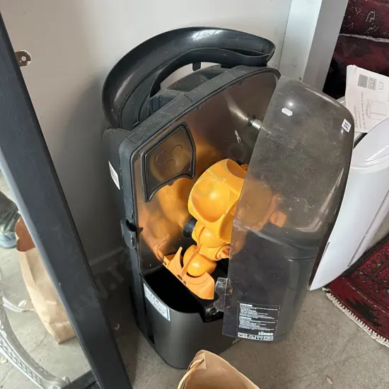 Zumex Minex compact automatic citrus juicer