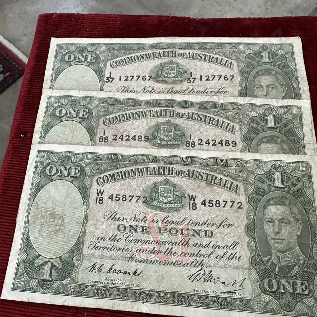 3 x Australian One Pound notes Image 1++