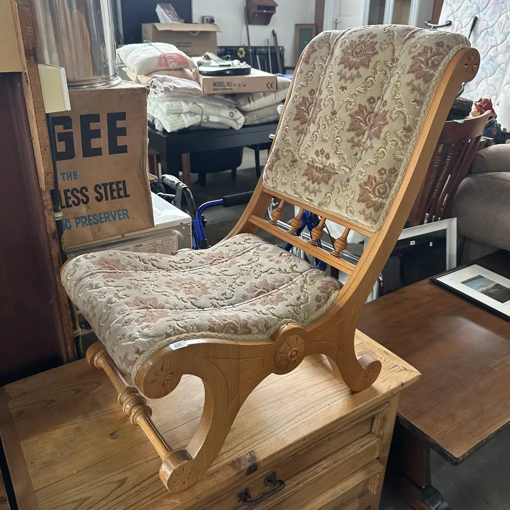 kauri nursing chair Image 1++
