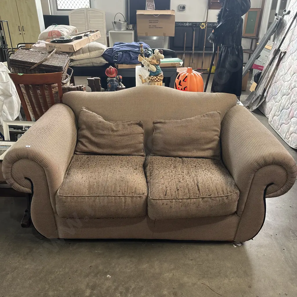 Large rolled arm sofa (pilling) Image 1++