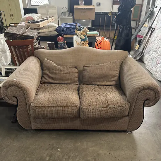 Large rolled arm sofa (pilling)