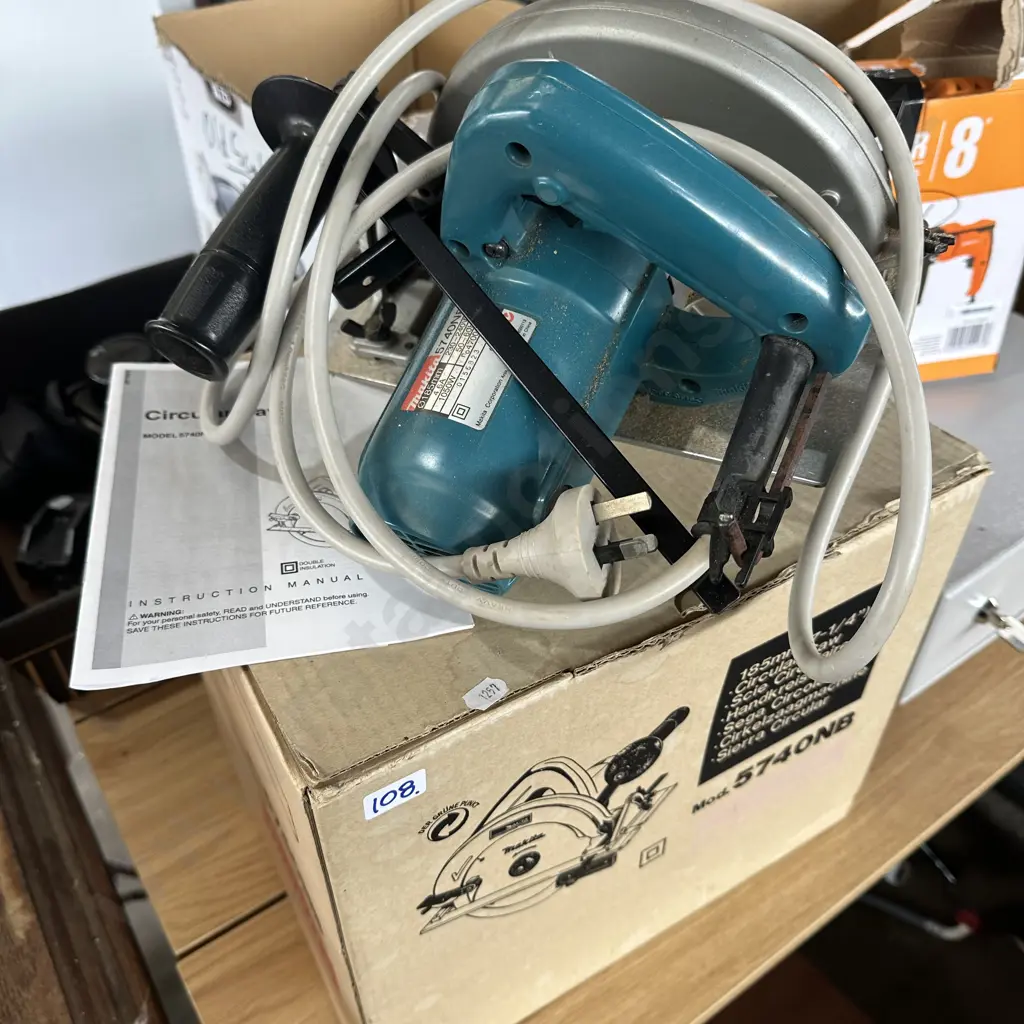 excellent condition Makita saw Image 1++
