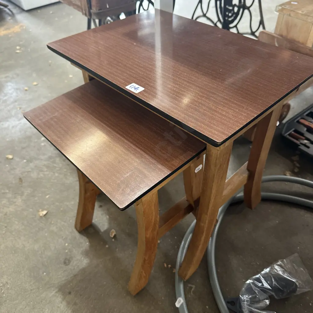 nest of 2 side tables Image 1++