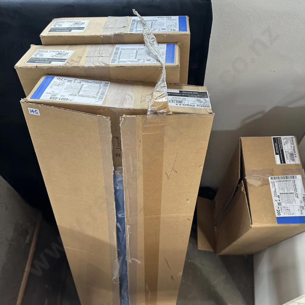 5 boxes medical aprons Image 1++