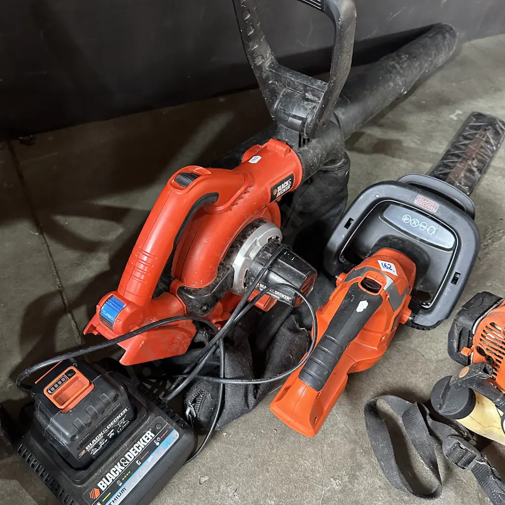 battery blower vac and hedger with charger Image 1++