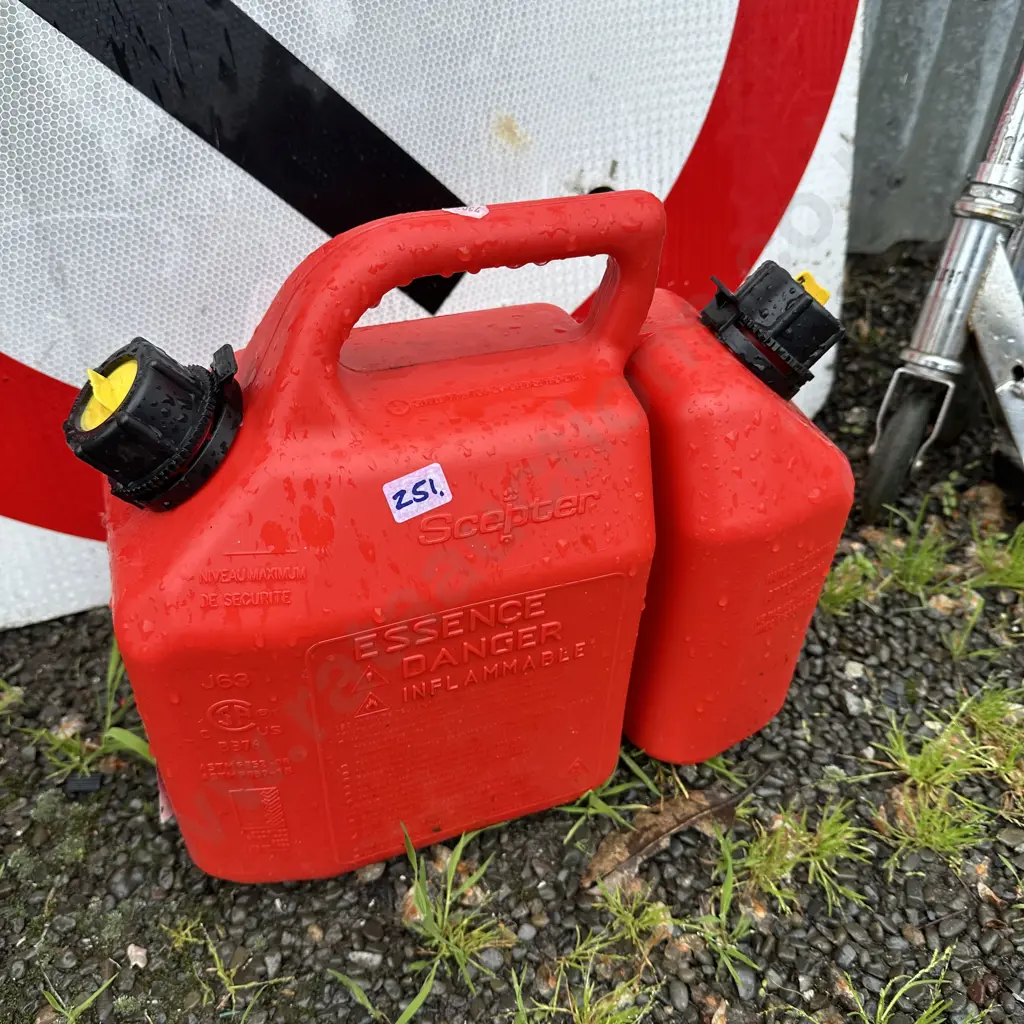 Gas and oil can. Image 1++