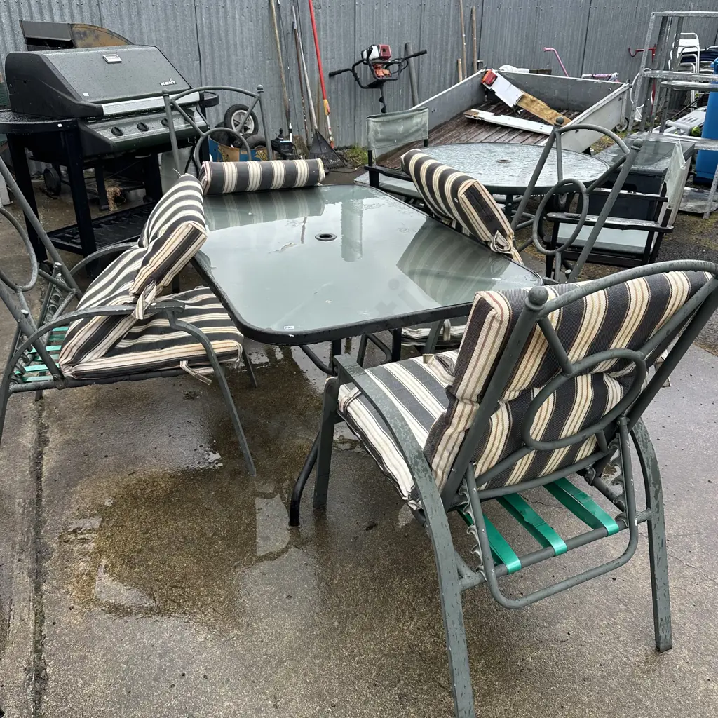 outdoor table and 4 chairs Image 1++