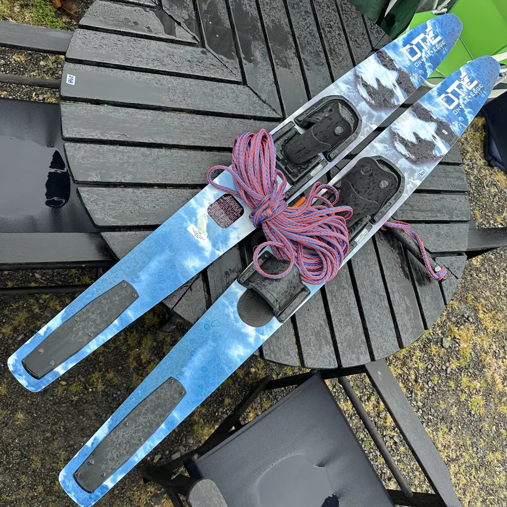 waterskis (made in usa) plus rope Image 1++