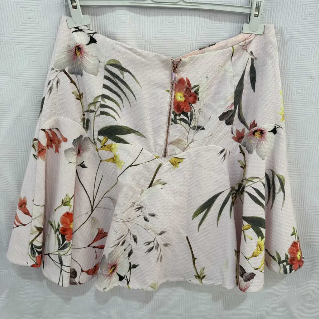Ted Baker  London "Botanical Bloom Skirt" with tag $225 size 4 Image 1++